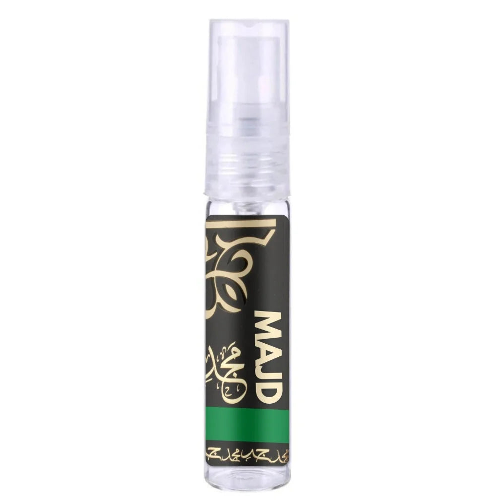 Doorzichtige glazen parfum sprayfles met zwart en groen label van Bruin Parfum Majd Lattafa