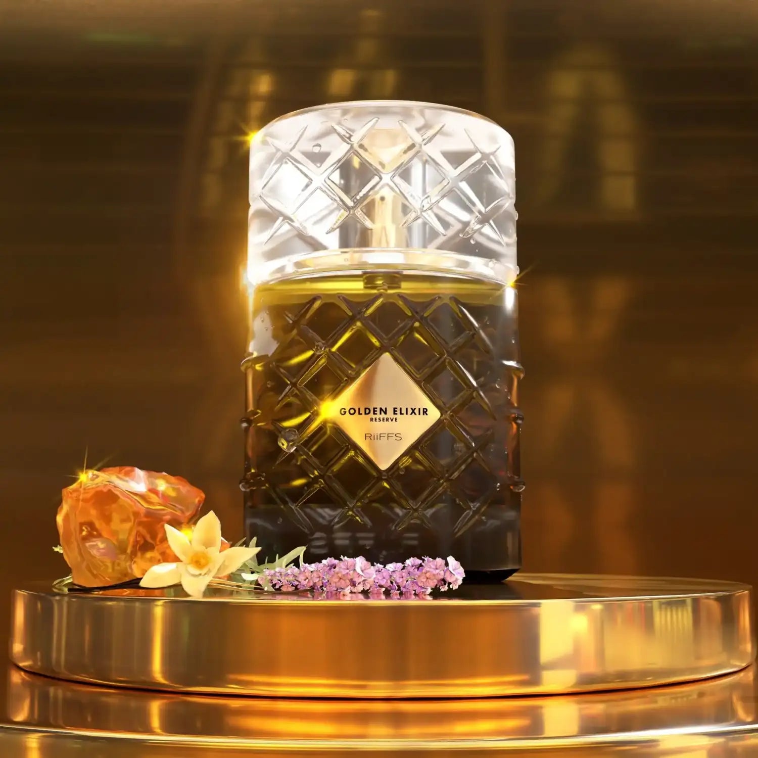 Gouden parfumfles met een diamantpatroon.