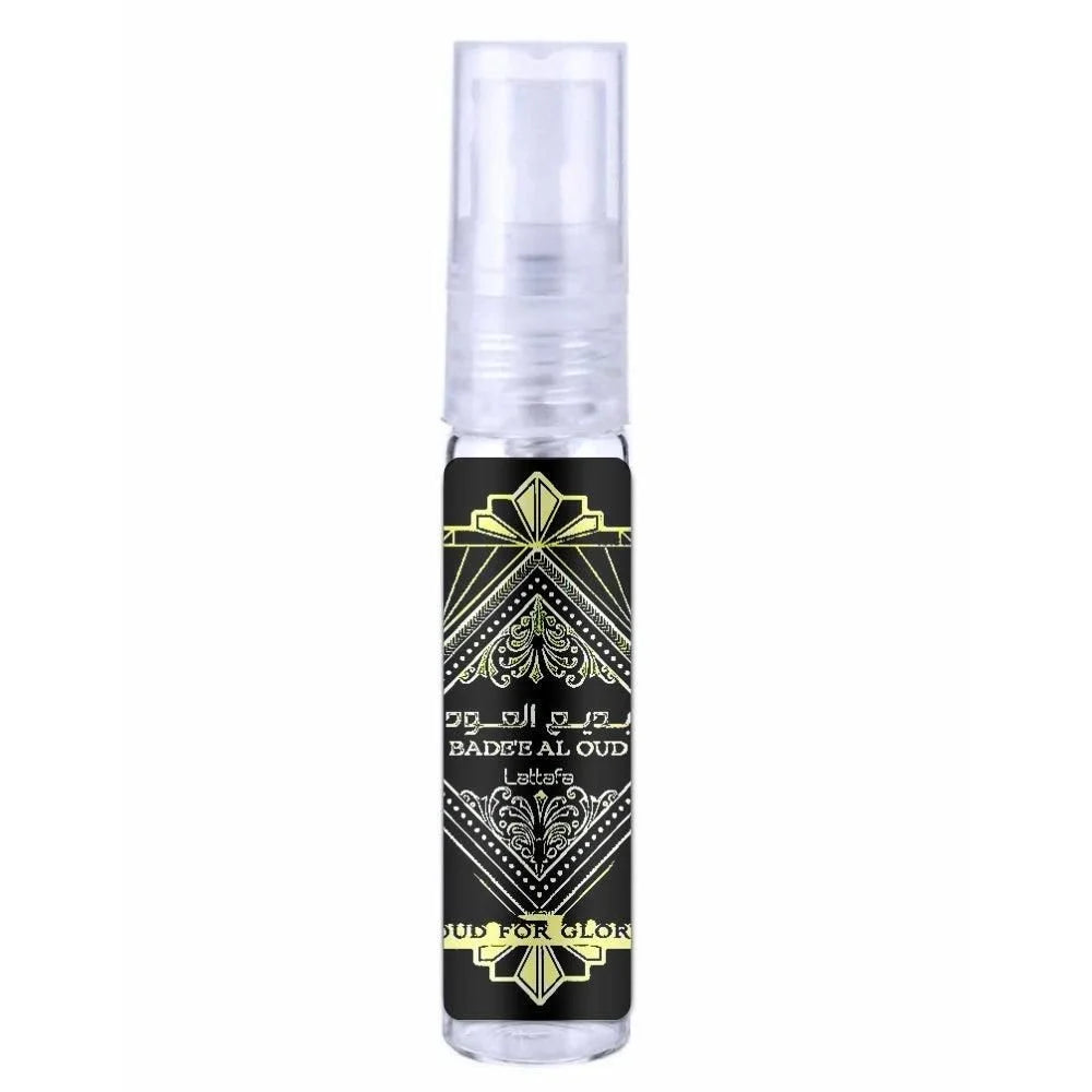 Zwarte en gouden parfum spray flesje van Lattafa Parfum Badee met gouden etiket