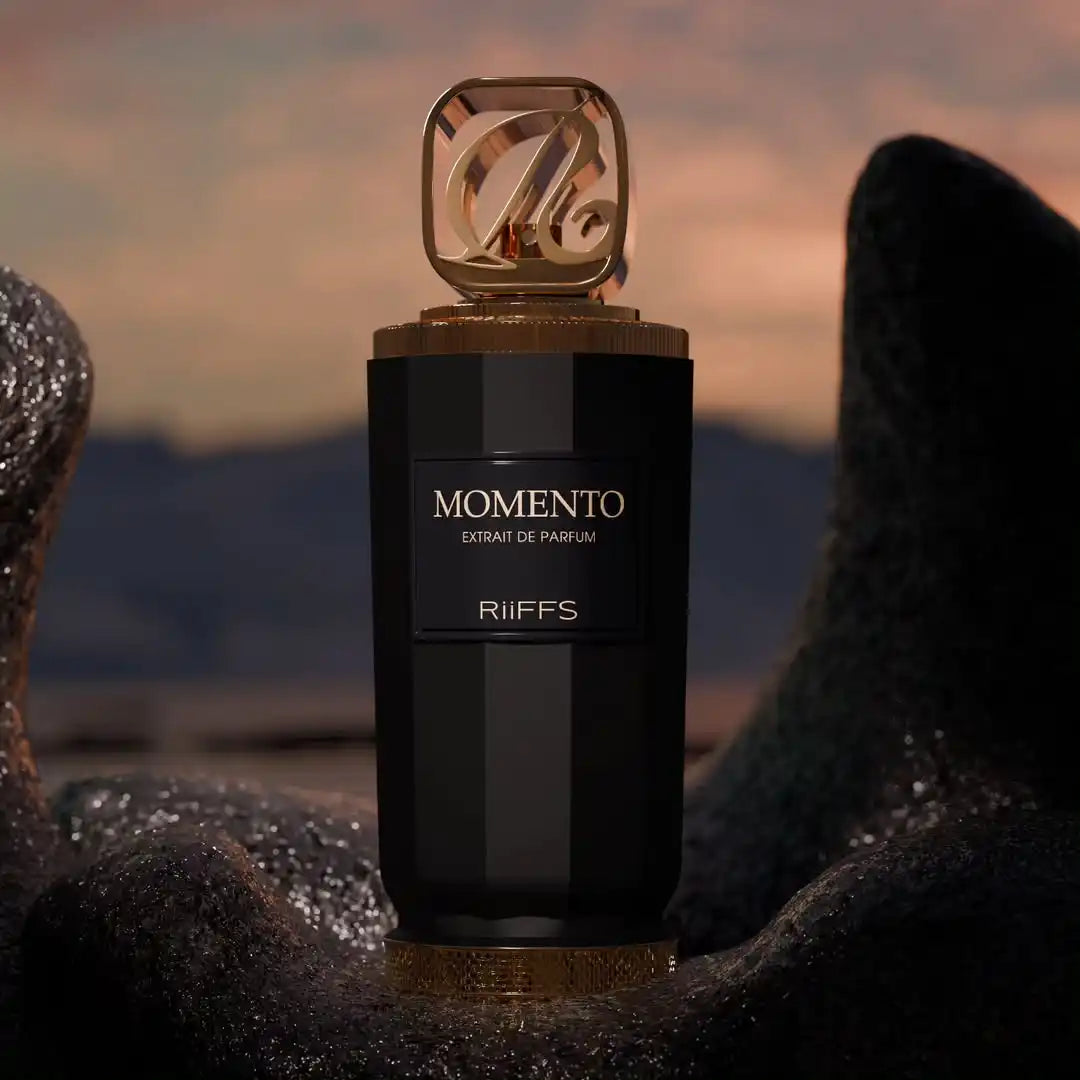 Zwarte parfumfles met gouden accenten.
