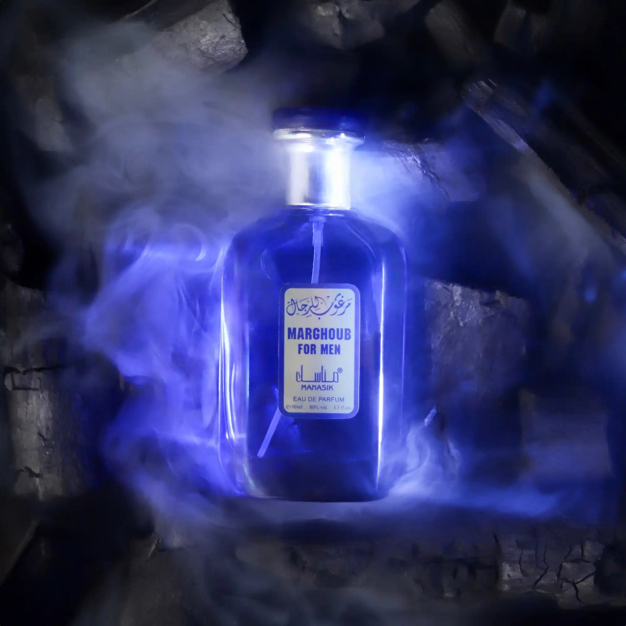 Blauwe parfumfles met zilveren dop.