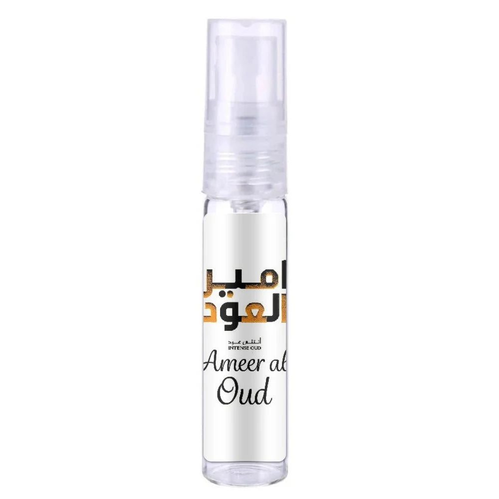 Glazen parfum spray fles met witte label van Lattafa Parfum Ameer Oud Intense